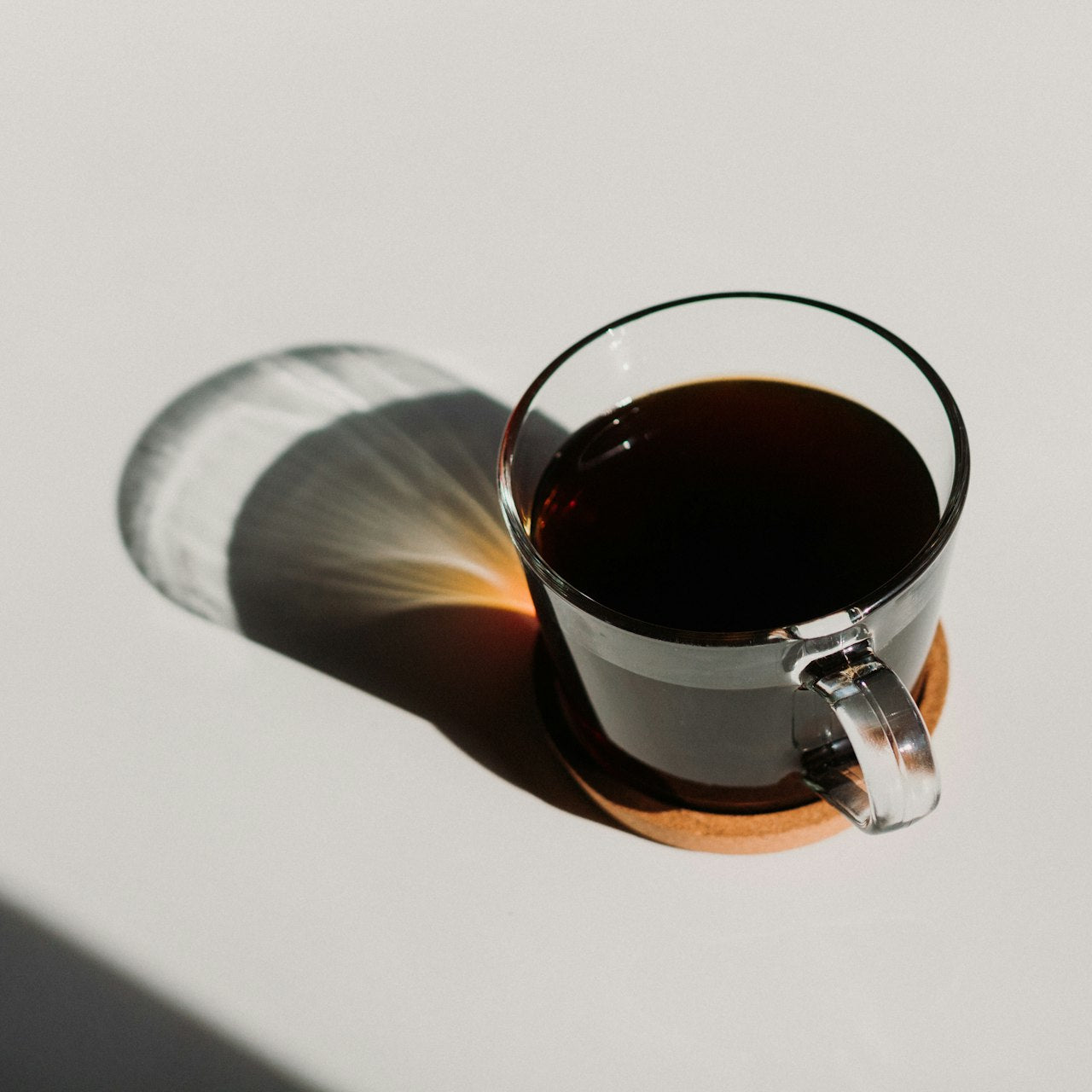 Barista hiệu chỉnh máy espresso tại quán — giữ vị cà phê ổn định bắt đầu từ quy trình chuẩn