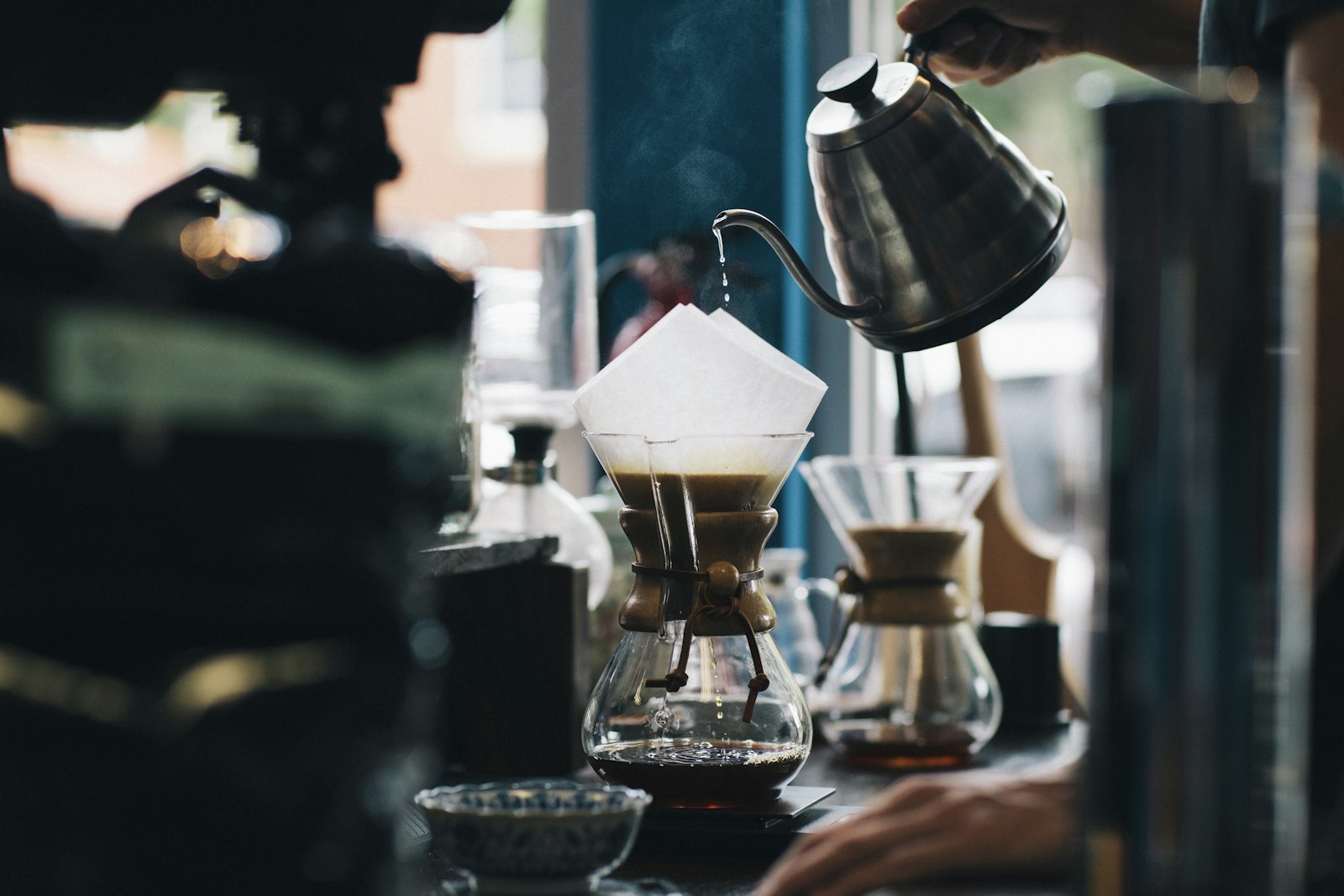 Rót nước pha cà phê tại nhà bằng ấm cổ ngỗng