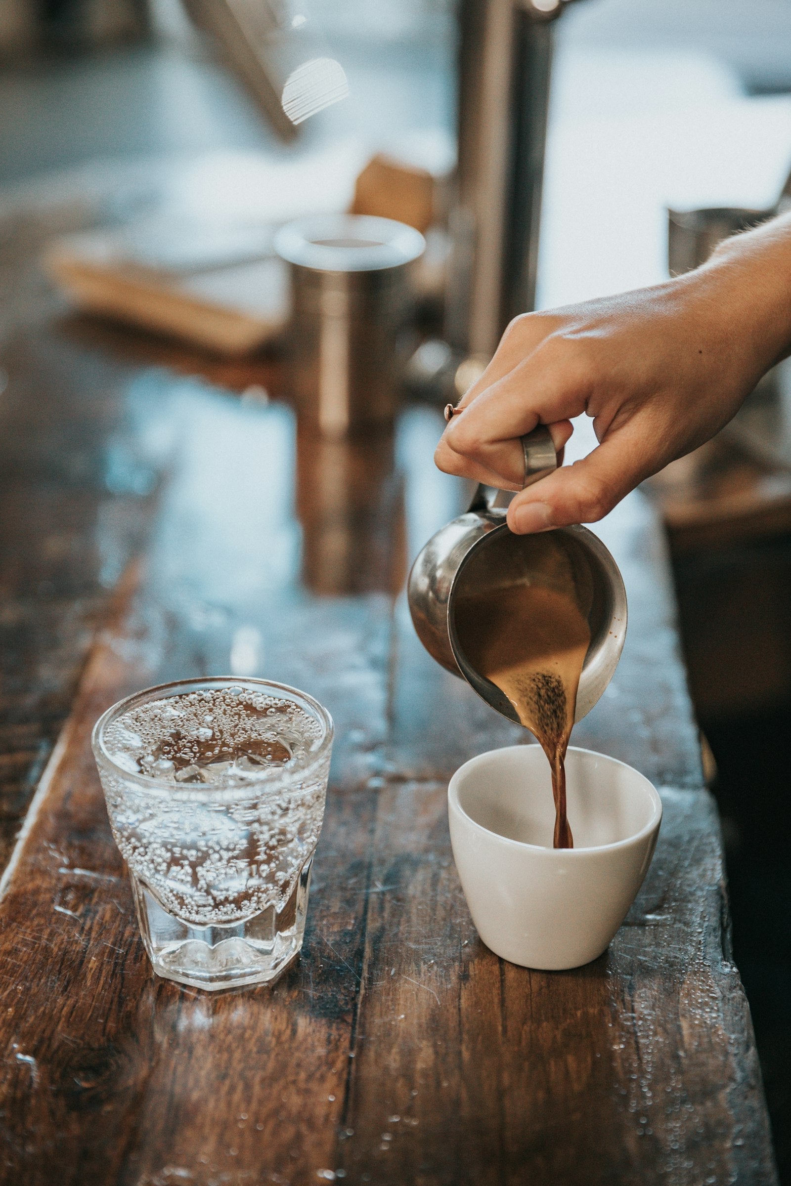 Rót nước pha pour over cà phê bằng ấm cổ ngỗng