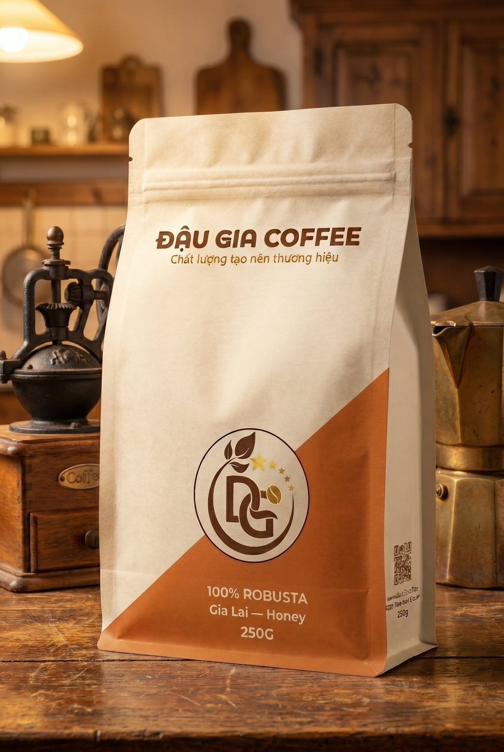 Cà phê Robusta Gia Lai Honey bên máy xay tay và ấm moka cổ điển Đậu Gia