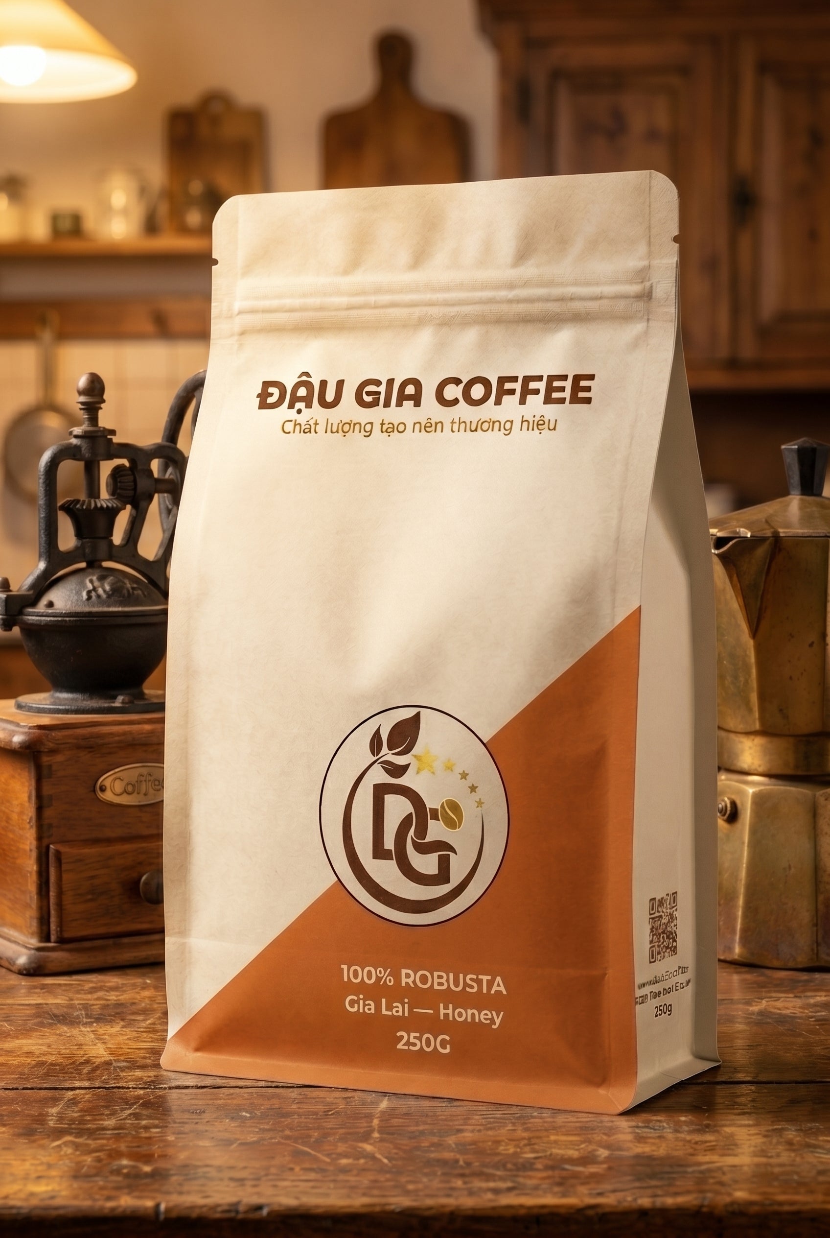 Cà phê Robusta Gia Lai Honey bên máy xay tay và ấm moka cổ điển Đậu Gia